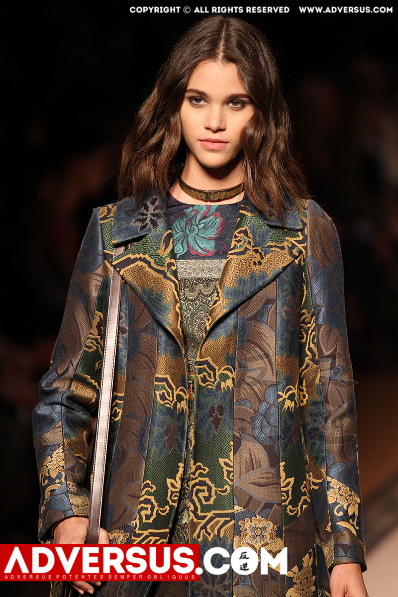 Pauline Hoarau op de catwalk van Etro herfst 2015