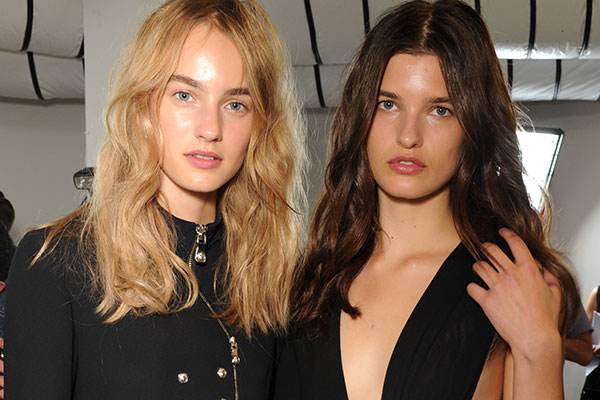 Nederlandse topmodellen backstage bij Versus Versace zomer 2016