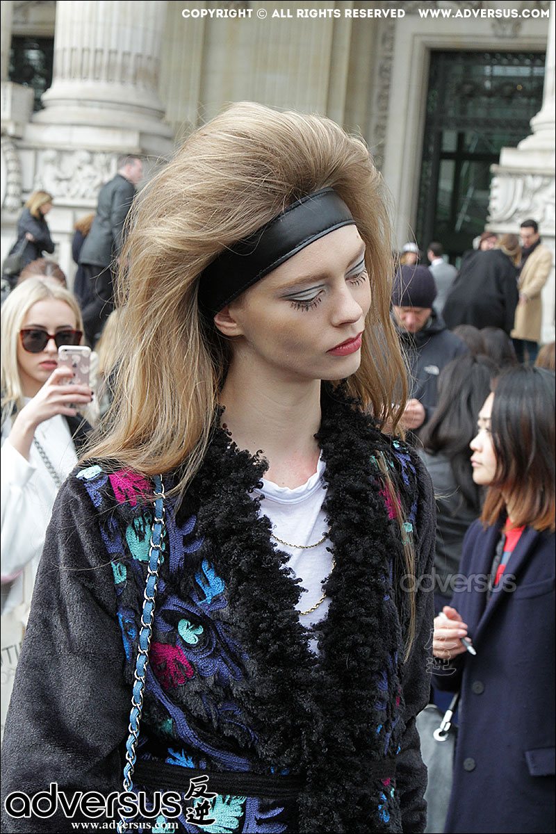 Ondria Hardin bij de Chanel Fashion Show 