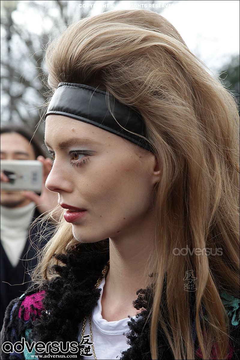 Ondria Hardin bij de Chanel Fashion Show herfst winter 2017 2018