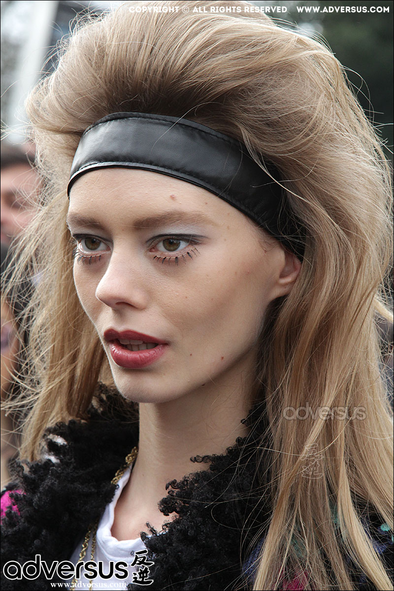 Ondria Hardin bij de Chanel Fashion Show 