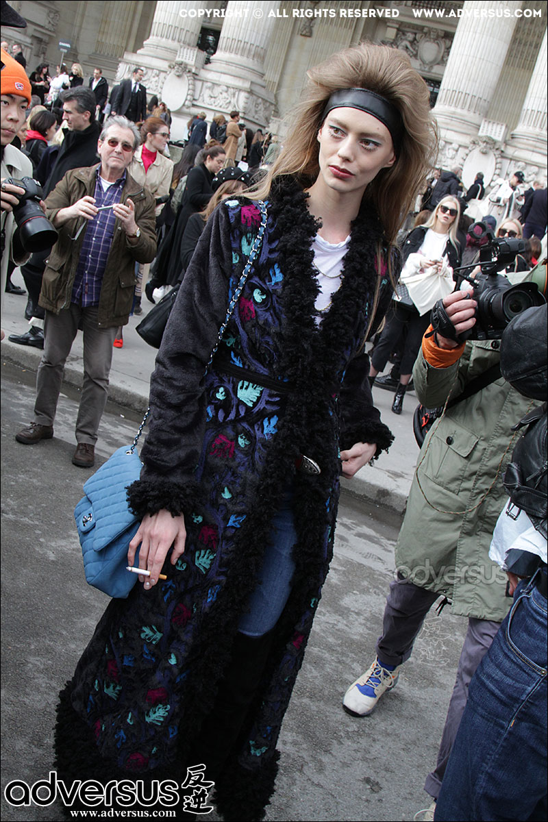 Ondria Hardin bij de Chanel Fashion Show 