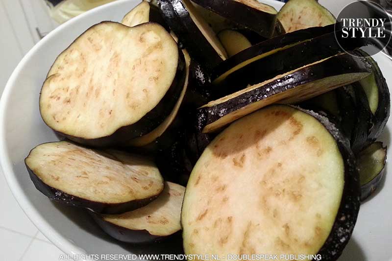 Ovenschotel met aubergines en Parmezaanse kaas.