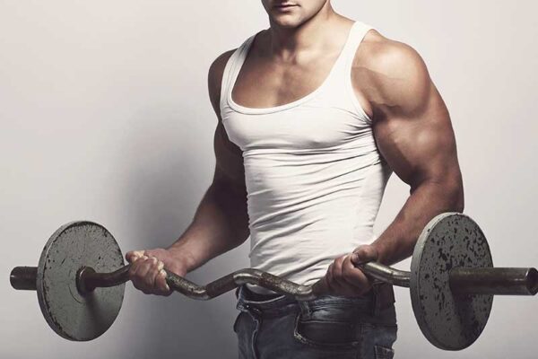 Biceps trainen met een halterstang