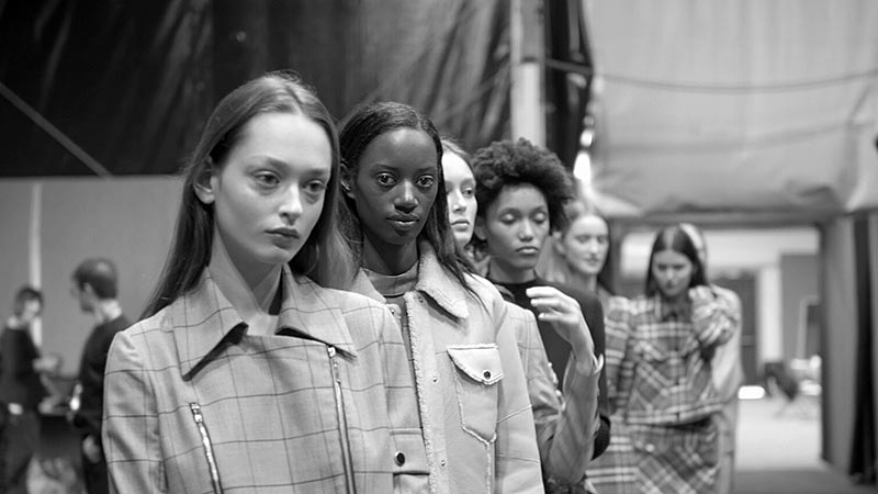Backstage bij de modeshows. Leer de modellen (beter) kennen! - ADVERSUS ...