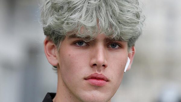 Mannenkapsels en haarkleuren 2020. Grijs is cool!