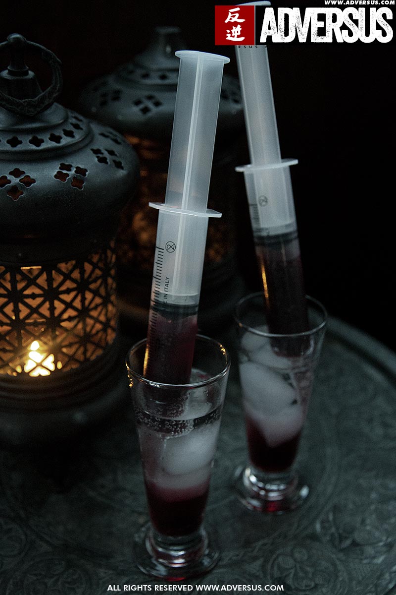 Halloween cocktails met injectiespuit met bloed