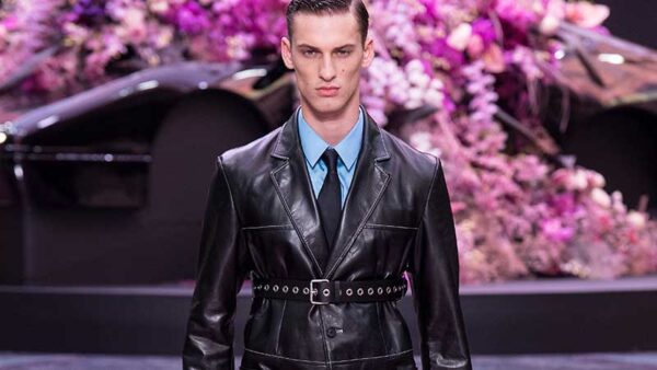 Mannenmode: leer -Versace Lente Zomer 2020