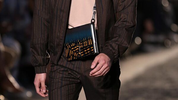 Modeaccessoires man lente zomer 2020. Herentassen en buideltassen
