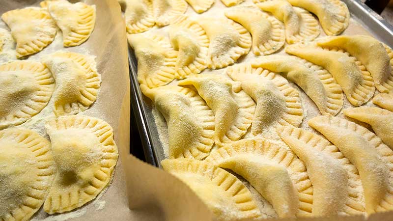 Huisgemaakte ravioli met fetakaas en rucola