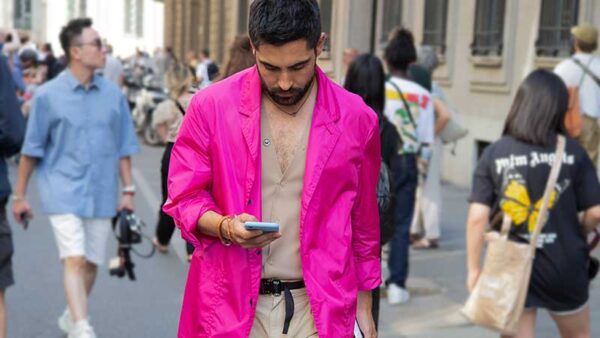Streetstyle mode man zomer 2020. Roze voor hem! Foto: Charlotte Mesman