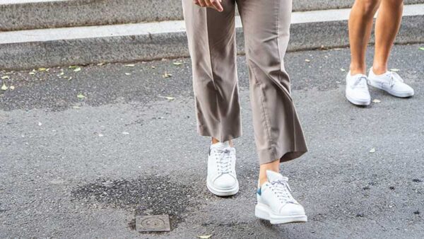 Mannen mode trends zomer 2020 - Witte schoenen - Foto Charlotte Mesman