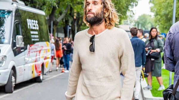 Streetstyle mode zomer 2020. Stylish in zomertrui. Foto: Charlotte Mesman