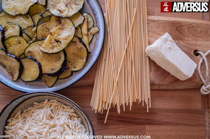 Pasta met aubergine, verse tomaten en gezouten ricotta (pasta alla Norma)