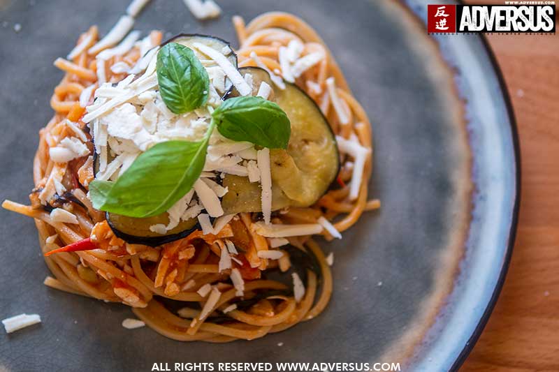 Pasta met aubergine, verse tomaten en gezouten ricotta (pasta alla Norma)