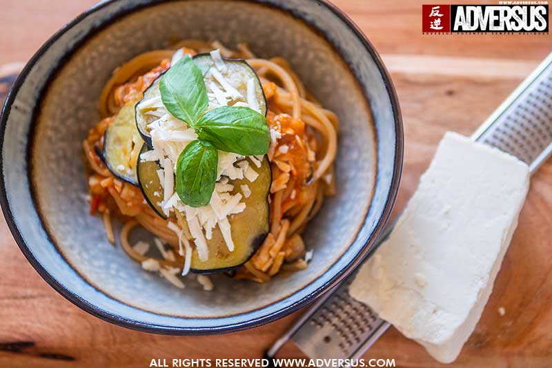 Pasta met aubergine, verse tomaten en gezouten ricotta (pasta alla Norma)