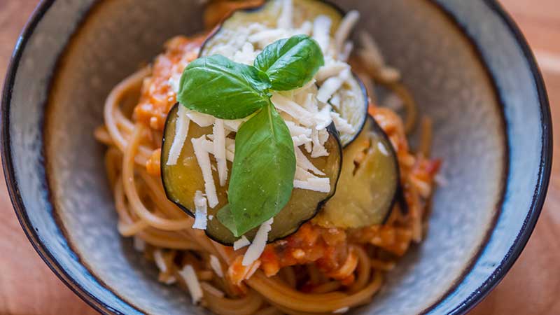 Pasta met aubergine, verse tomaten en gezouten ricotta (pasta alla Norma)