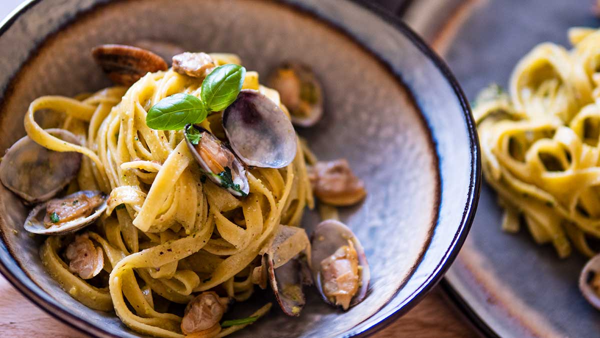 Kookrecept. Tagliatelle met vongole en pistachepesto