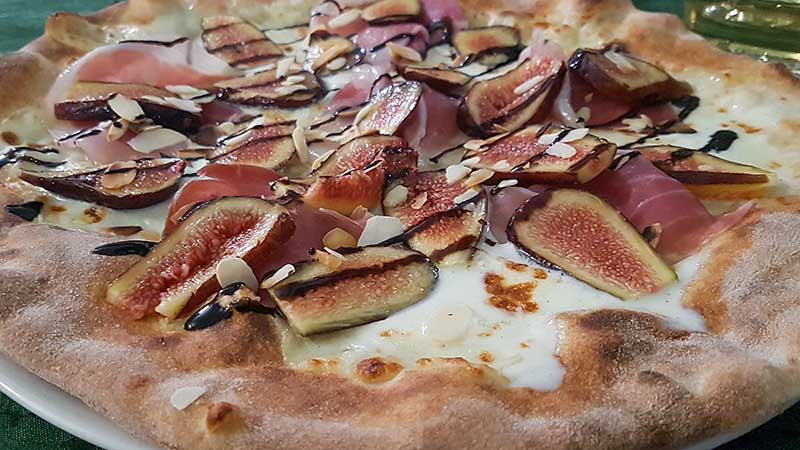 Pizza met vijgen en rauwe ham