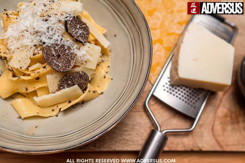 Zelf gemaakte pappardelle met zwarte truffel saus