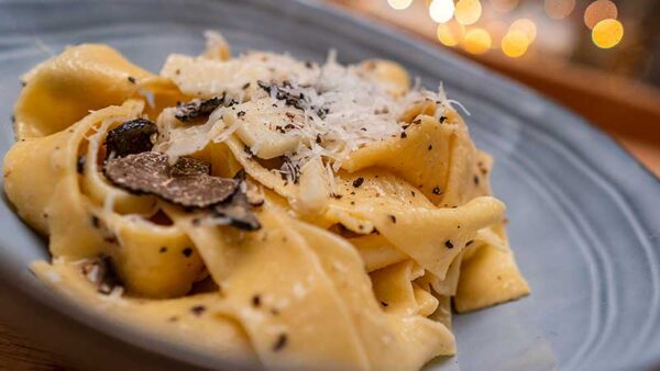 Zelf gemaakte pappardelle met zwarte truffel saus