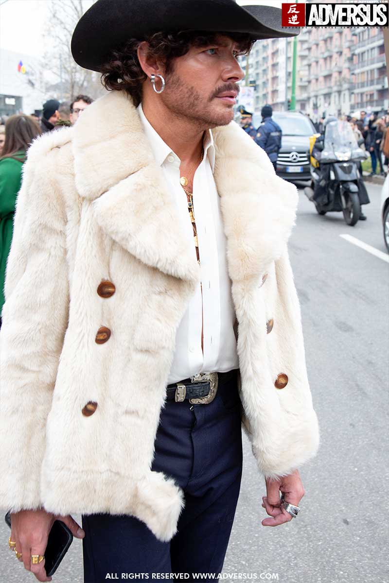 Streetstyle mode winter 2020 2021. Mannen in teddycoat of (nep)bontjas
