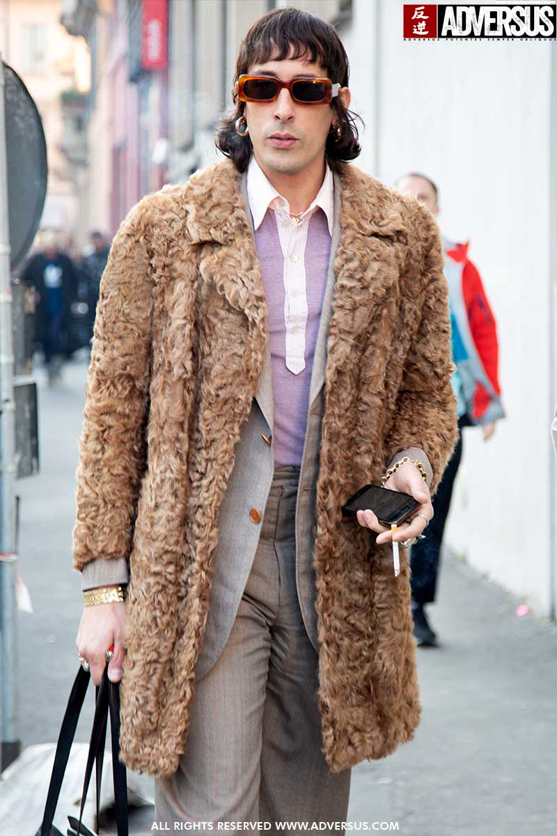 Streetstyle mode winter 2020 2021. Mannen in teddycoat of (nep)bontjas