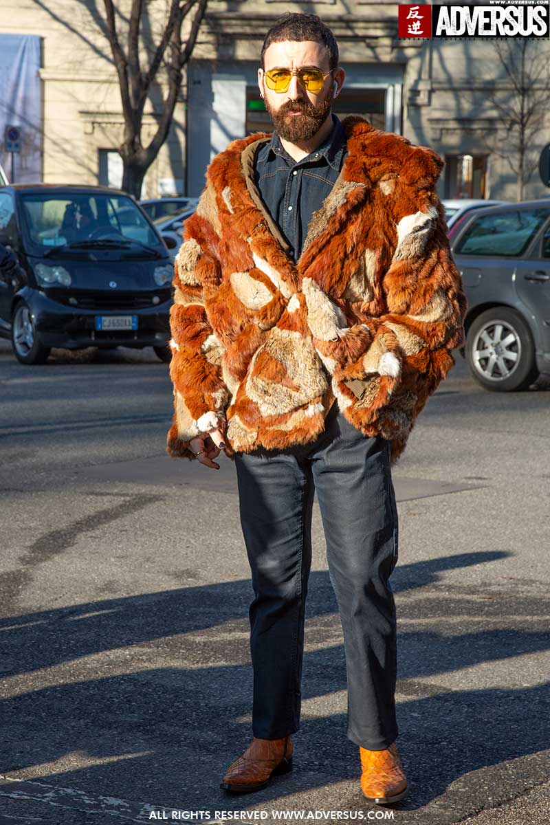 Streetstyle mode winter 2020 2021. Mannen in teddycoat of (nep)bontjas