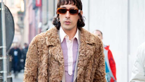 Streetstyle mode winter 2020 2021. Mannen in teddycoat of (nep)bontjas