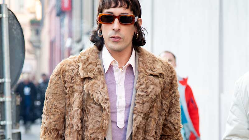 Streetstyle mode winter 2020 2021. Mannen in teddycoat of (nep)bontjas