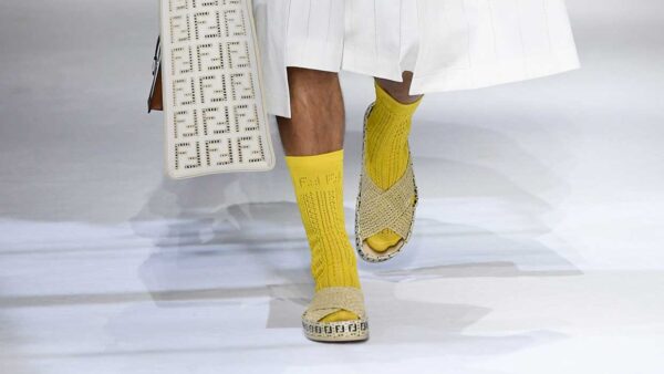 Modetrends heren lente zomer 2021. Sandalen met sokken