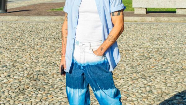 Modetrends heren lente zomer 2021. Tie dye spijkerbroeken