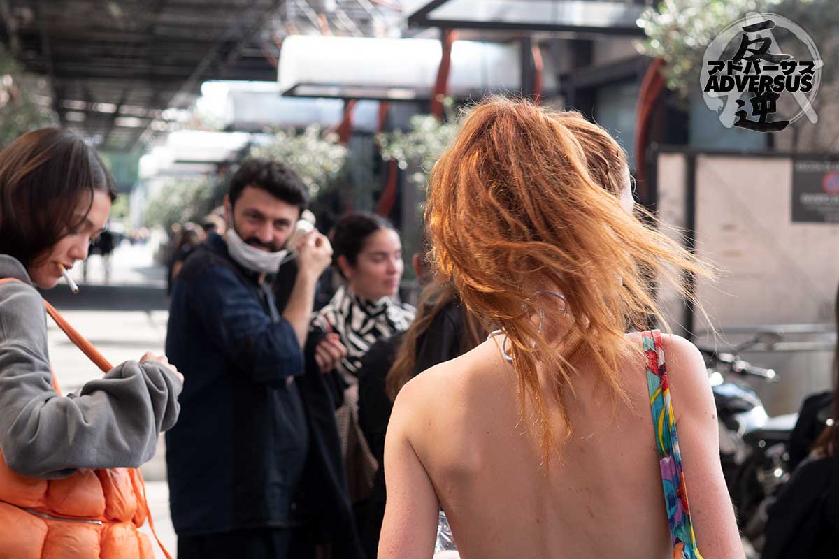 Milan Fashion Week Lente Zomer 2022 - Street style foto's - ADVERSUS