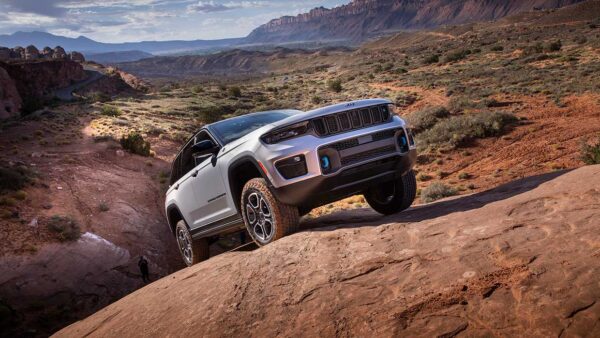 Nieuwe Jeep® Grand Cherokee is de meest technologisch geavanceerde, 4x4 capabele en luxueuste Grand Cherokee ooit
