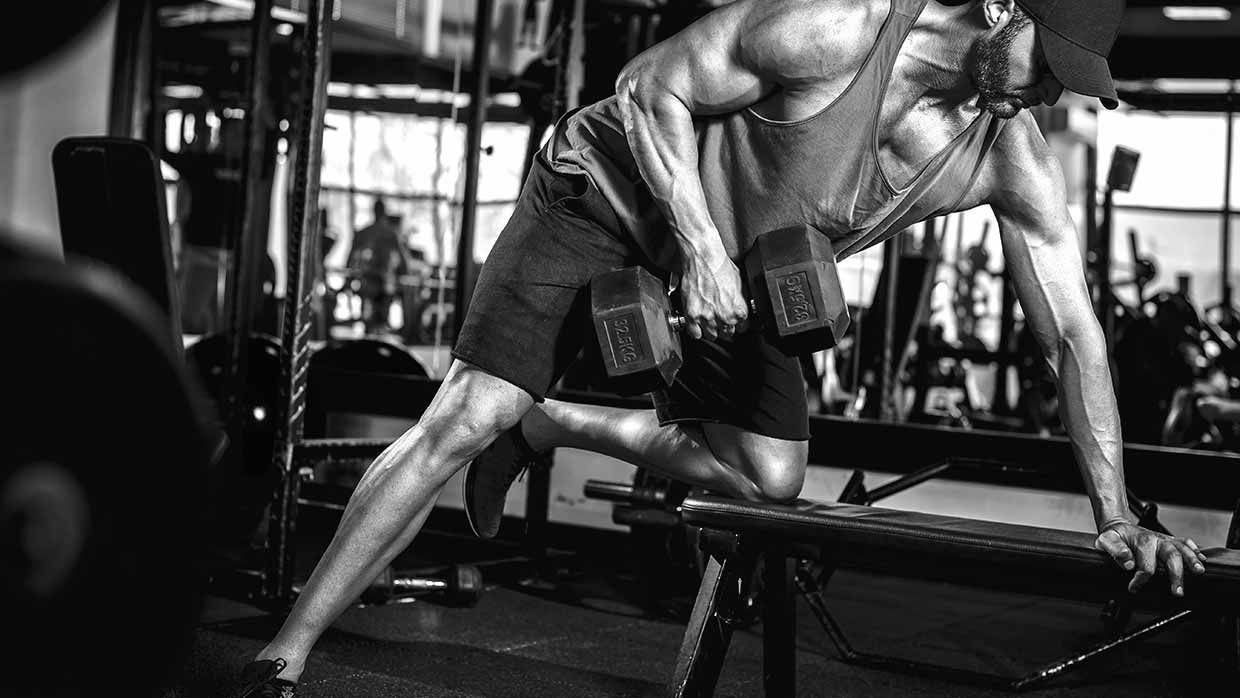 Trainen voor sterke en brede rugspieren met twee simpele oefeningen (en enkel één gewicht)