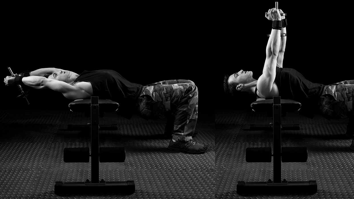 Trainen voor sterke en brede rugspieren met twee simpele oefeningen (en enkel één gewicht)