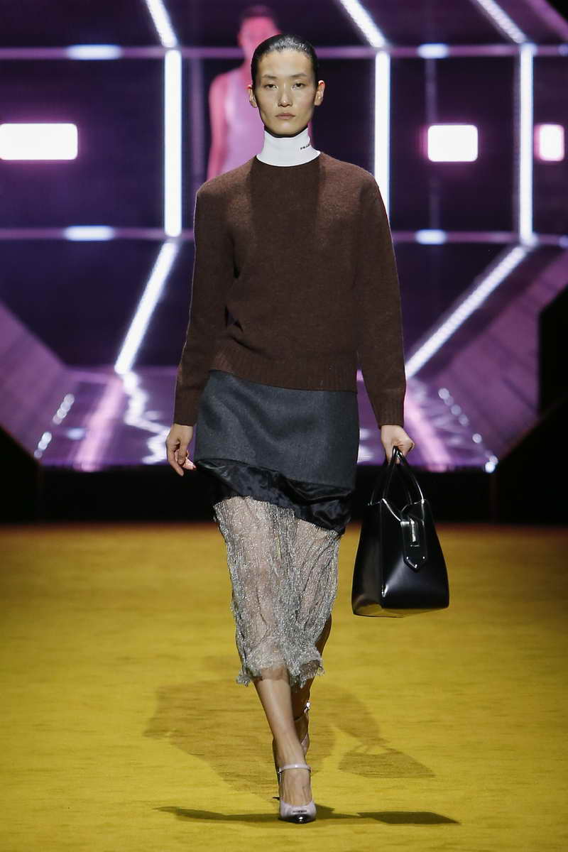 Prada Vrouw Herfst Winter 2022 2023 Show