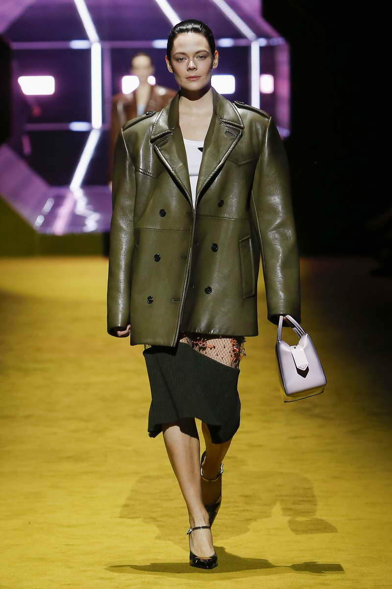 Prada Vrouw Herfst Winter 2022 2023 Show