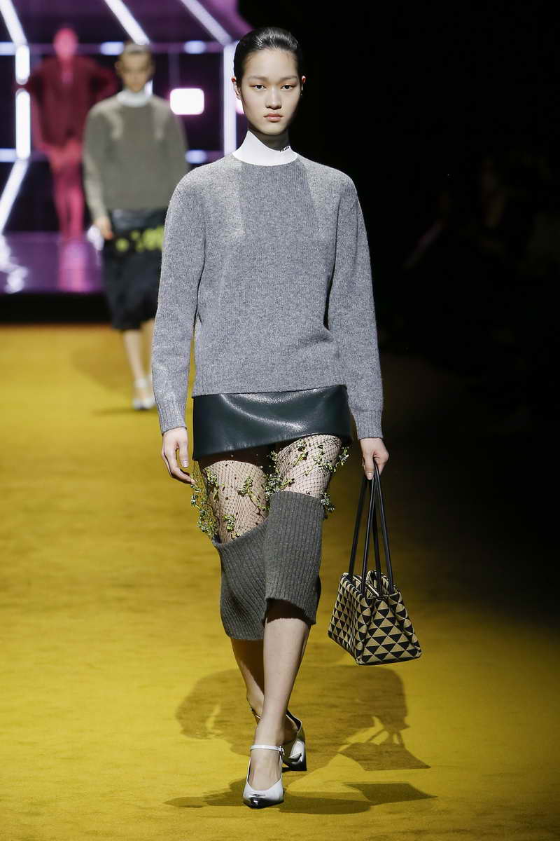 Prada Vrouw Herfst Winter 2022 2023 Show