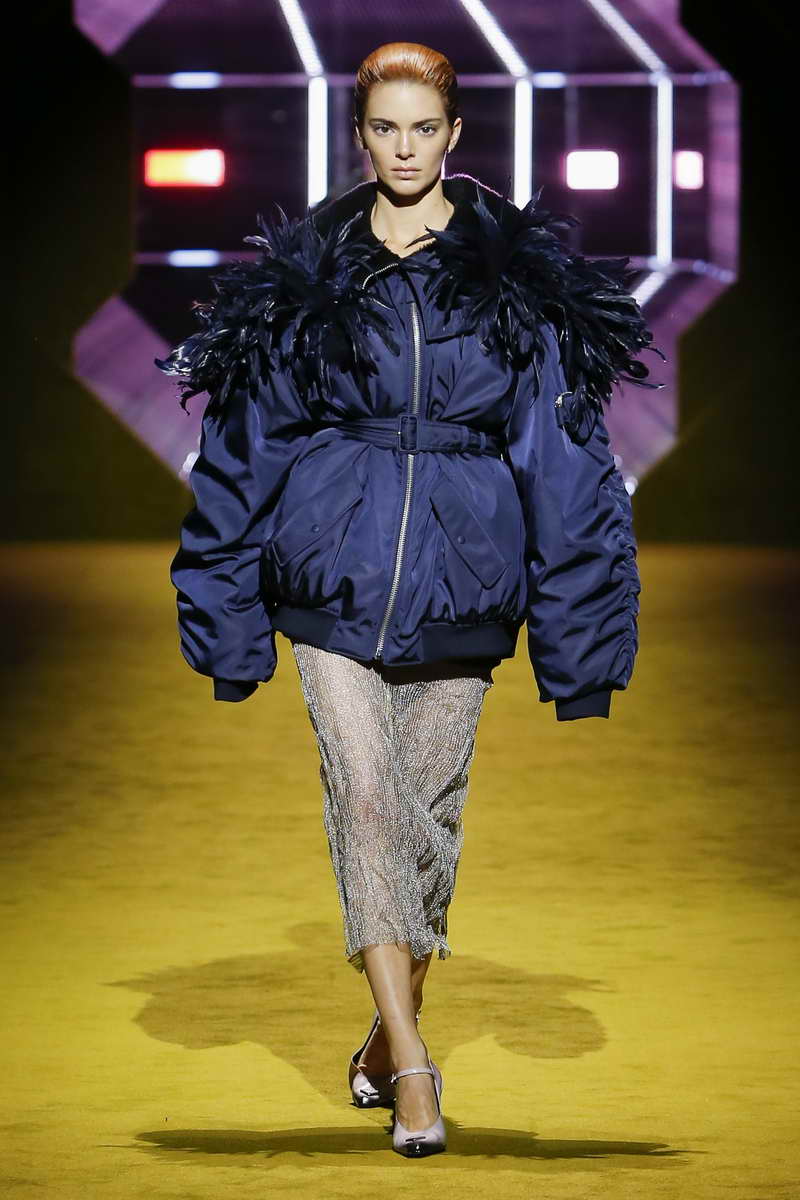 Prada Vrouw Herfst Winter 2022 2023 Show