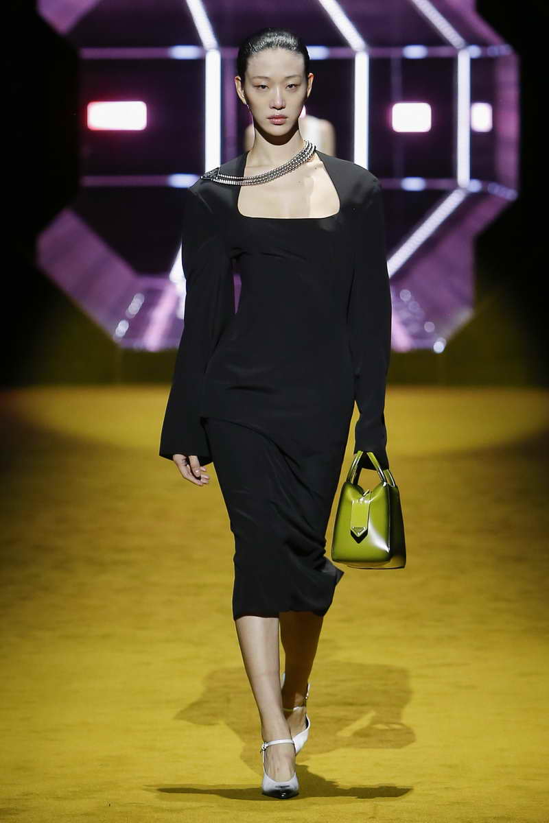 Prada Vrouw Herfst Winter 2022 2023 Show