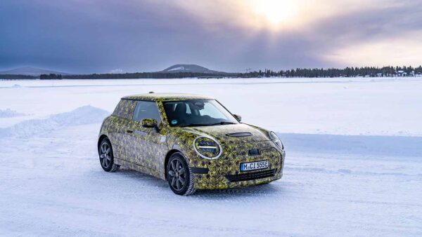 Volledig elektrisch en boordevol Go-Kart feeling: de nieuwe MINI 3-deurs op sneeuw en ijs