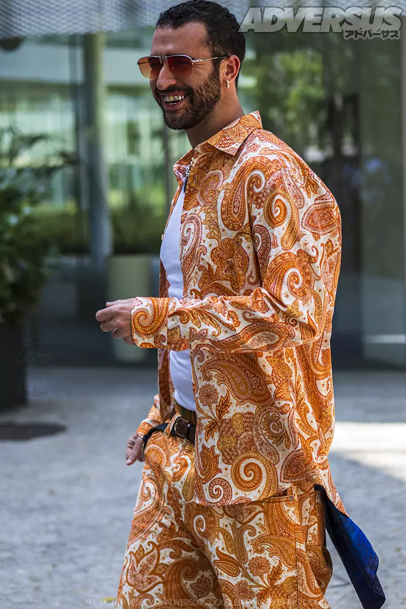 Street style modetrends man bij Etro - Foto ADVERSUS