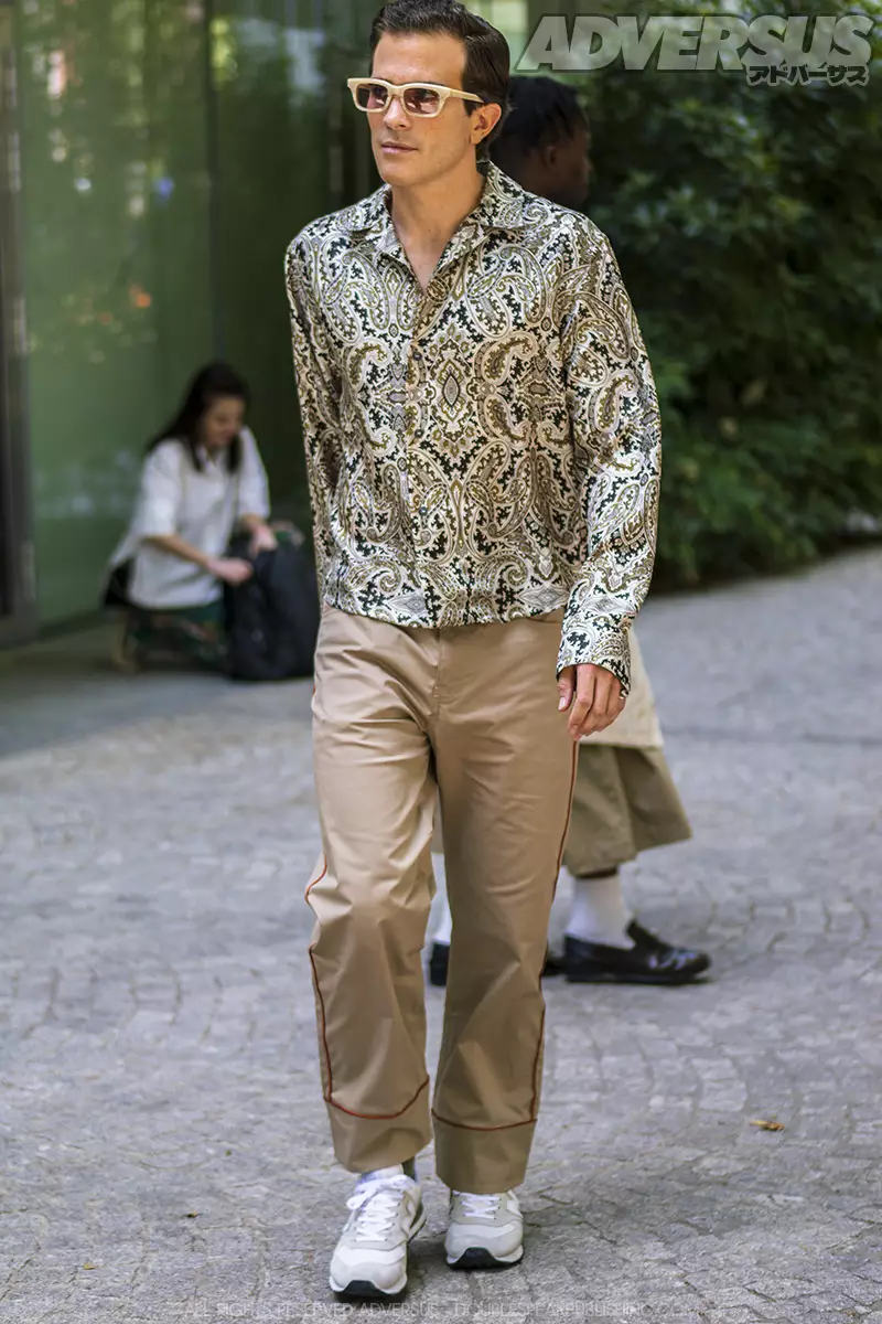 Street style modetrends man bij Etro - Foto ADVERSUS