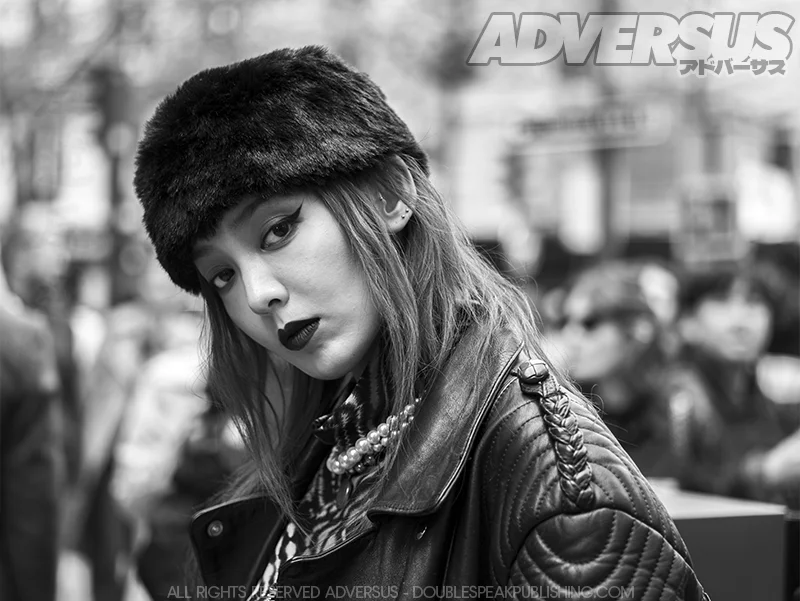 Street style bij Vivienne Westwood Zomer 2023 - Paris Fashion Week - Photo ADVERSUS