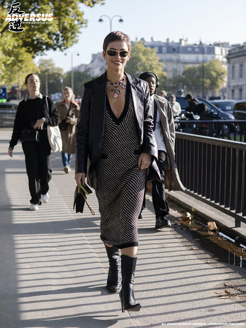 Street style bij Chanel - Paris Fashion Week Zomer 2023 - Foto ADVERSUS