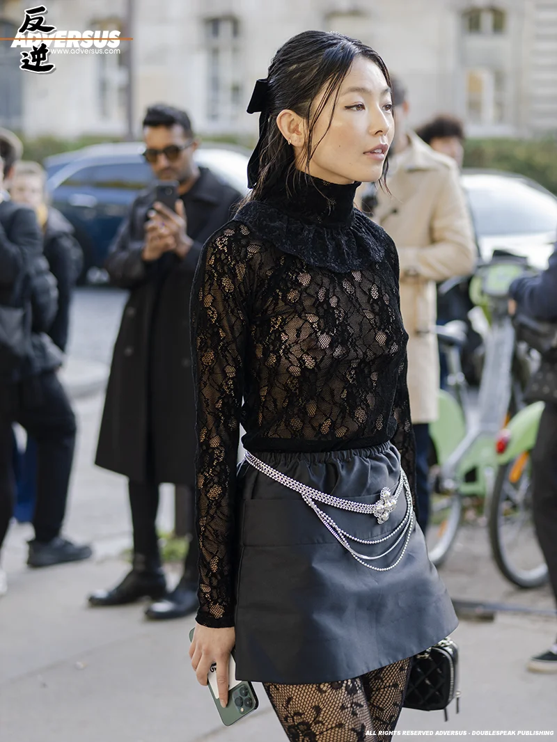 Street style bij Chanel - Paris Fashion Week Zomer 2023 - Foto ADVERSUS