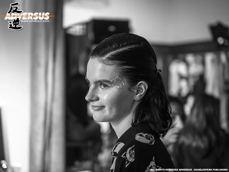 Modellen backstage bij Hui Zomer 2023 - Milano Fashion Week - Photo ADVERSUS