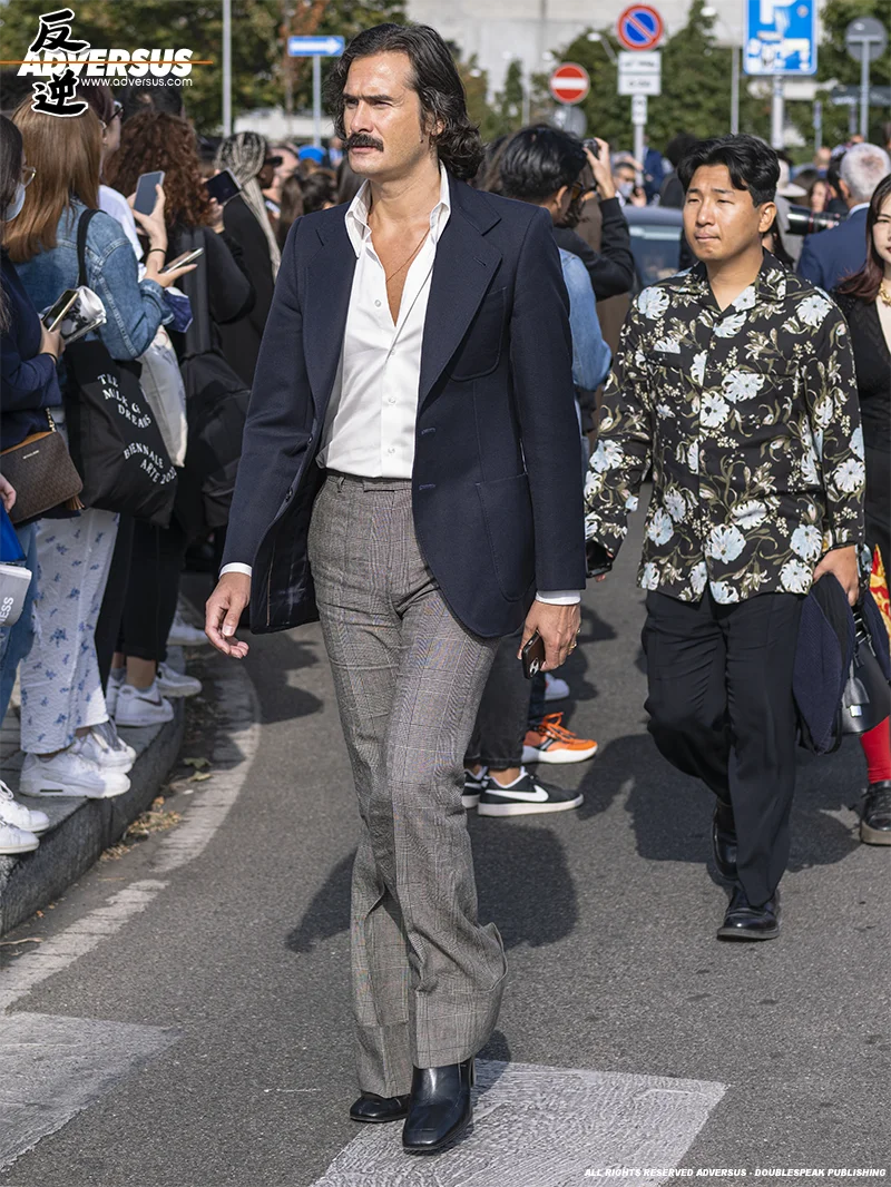 Street style fashion bij Tod's lente zomer 2023 - Foto ADVERSUS