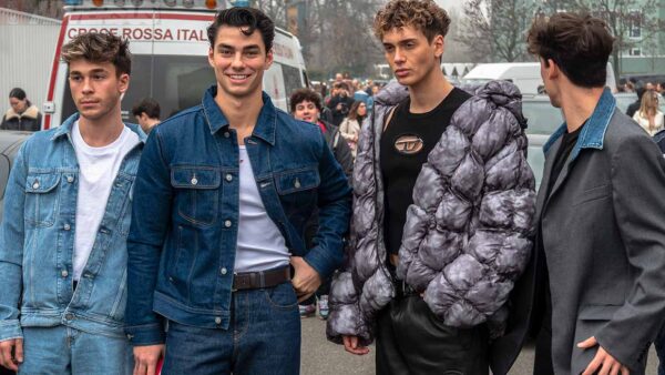 Street style mode man bij de Diesel Winter 23/24 show - Photo Charlotte Mesman